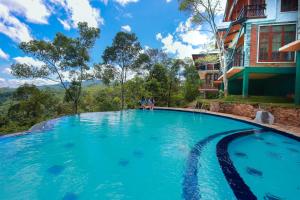 埃拉Tina Nature villa的蓝色海水度假村的游泳池