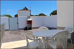 科尼尔-德拉弗龙特拉Casa Rural Zara II的阳台配有白色桌椅、桌子和围栏