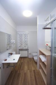 马格拉威尼斯阁楼公寓的白色的浴室设有水槽和卫生间。