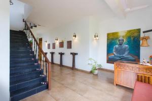 亨比亨比遗产度假村的一间设有楼梯的房间,画着佛陀