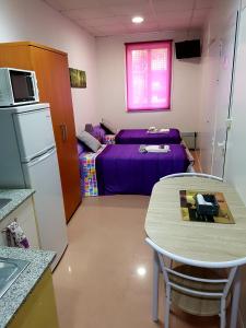 卡尔达斯·德·雷斯Apartamento Study 1 Select Real Caldas de Reis的小房间设有桌子和床