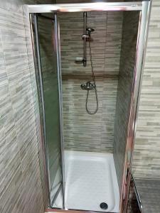 卡尔达斯·德·雷斯Apartamento Study 1 Select Real Caldas de Reis的浴室内带玻璃淋浴间