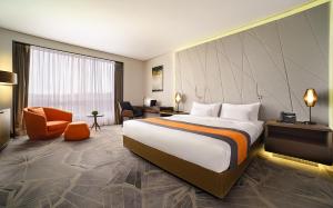 阿尔乔姆蒂格德克里斯塔尔赌场酒店的酒店客房设有一张大床和一张书桌。