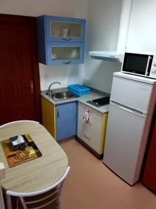 卡尔达斯·德·雷斯Apartamento Study 1 Select Real Caldas de Reis的小厨房配有白色冰箱和桌子