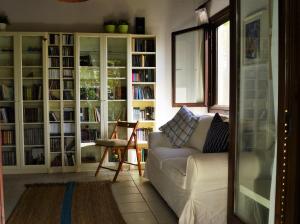 耶拉基尼Sonia's House with Garden的客厅配有白色沙发和书柜