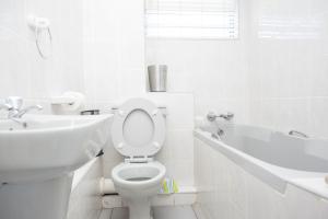 马盖特Seabrook 305 Margate RSA的白色的浴室设有卫生间和水槽。