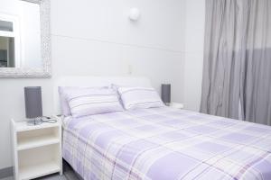马盖特Seabrook 305 Margate RSA的白色卧室配有床和镜子
