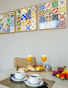 加亚新城296海瑞提基公寓的一张桌子,上面放着盘子和两杯咖啡