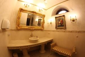 克雷尼察Wynajem Pokoi的一间带水槽和镜子的浴室