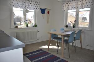埃勒斯Sjöhuset的厨房配有桌椅和窗户。