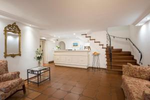 蒂门多弗施特兰德Landhaus Carstens的一间带楼梯和沙发的客厅