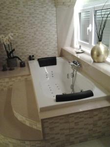 OnilCasa Olyves的带浴缸的浴室和窗户