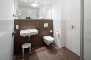 诺德奈Haus KLIPPER Norderney的一间带水槽、卫生间和镜子的浴室