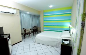 莫索罗帝国酒店的酒店客房设有一张床和条纹墙
