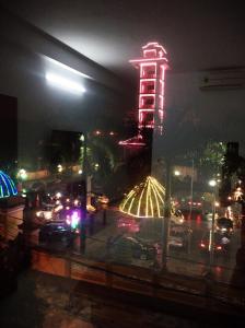 宁平Sunflower Hotel的城市夜间交通景观