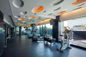 班加罗尔奥特拉酒店的健身房设有跑步机和椭圆机
