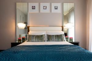 基尔肯尼Zuni Restaurant & Boutique Hotel的一间卧室配有一张大床和两个枕头