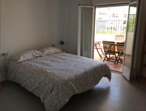 阿瓜杜尔塞Apartamento Elia Villa África的一间卧室设有一张床,并有通往庭院的门