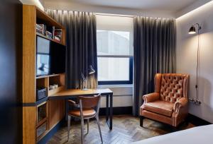伦敦肖尔迪奇霍克斯顿酒店的酒店客房配有书桌和椅子