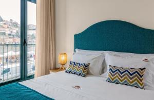 加亚新城296海瑞提基公寓的一间卧室配有一张带绿色床头板的床和窗户