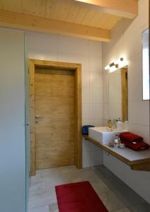Heiligen GestadeFeriendorf Berghof的一间带木门和水槽的浴室