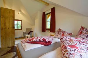 Heiligen GestadeFeriendorf Berghof的一间卧室配有两张带红白色枕头的床