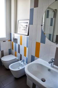 米兰Tortona86的一间带水槽、卫生间和镜子的浴室