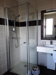 埃维昂莱班依云快车 - 总站酒店的带淋浴和盥洗盆的浴室