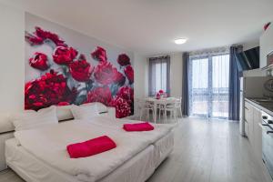 金沙Sea Star Kabakum Apartments的一间卧室配有一张大床和红色枕头