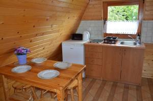 德兹维济诺7 Dziewczyn的小屋内的厨房配有桌子和水槽