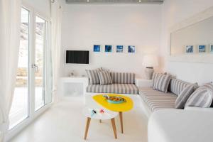 帕诺尔莫斯米科诺斯Mykonos Cocooning的白色的客厅配有沙发和桌子