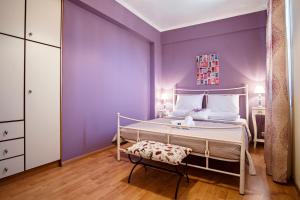达西亚Birdsing Cottage的紫色卧室配有一张床和一把椅子