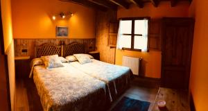 CerecedaL'Espantayu的一间卧室设有一张床和一个窗口