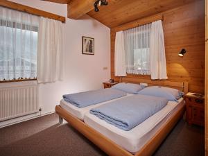 尼德泰Appartementhaus Staff的一间卧室设有两张床和两个窗户。