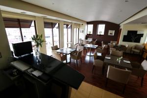 萨卡特卡斯卡萨托雷斯酒店的一间带桌椅的餐厅和一间用餐室