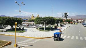 瓦尔梅Hospedaje de los Reyes的一条城市街道上一条蓝色小车的街道