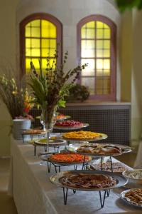 拜特丁米尔阿明宫酒店的自助餐,餐桌上摆满了食物