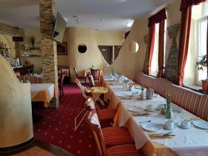 马格德堡勋章酒店的餐厅内带桌椅的用餐室