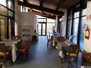 Farneseostello ortensi的用餐室设有桌椅和窗户。