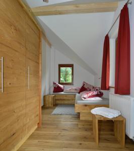 Heiligen GestadeFeriendorf Berghof的客房设有两张床和窗户。
