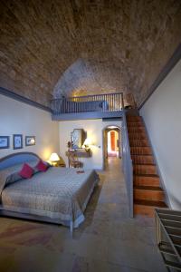 拜特丁米尔阿明宫酒店的一间带大床和楼梯的卧室