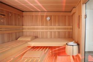 韦尔塔赫Ferienwohnung mit eigener Sauna的木制房间带两张床的桑拿