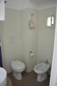 格拉维纳普利亚Le Stanze del Console的白色的浴室设有卫生间和水槽。