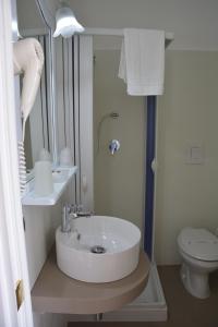 格拉维纳普利亚Le Stanze del Console的白色的浴室设有水槽和卫生间。