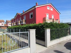 斯嘉德瓦利Siviero Apartments的前面有栅栏的红色房子