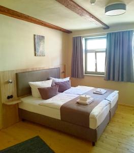 奎德林堡Hotel garni Tilia的一间卧室配有一张大床和枕头