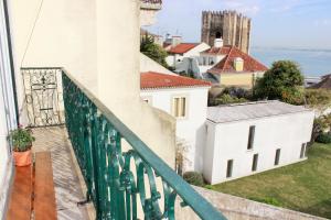 里斯本Casa da Varanda Simpática的阳台享有城镇和教堂的景致。