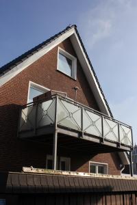 朗格奥Haus Nordland的砖砌建筑一侧的阳台