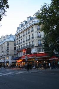 巴黎里沃利酒店的街上的一座建筑,前面的人在街上行走