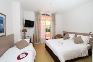 阿盖艾丝特雷拉罗吉斯酒店的酒店客房设有两张床和窗户。